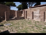 08546 ostia - regio v - insula vii - domus dei capitelli di stucco (v,vii,4-5) - peristylium - nordostecke - 06-2022.jpg